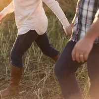 Ilustrasi pasangan yang memiliki support system yang sehat. (Foto: Unsplash/Priscilla Du Preez)