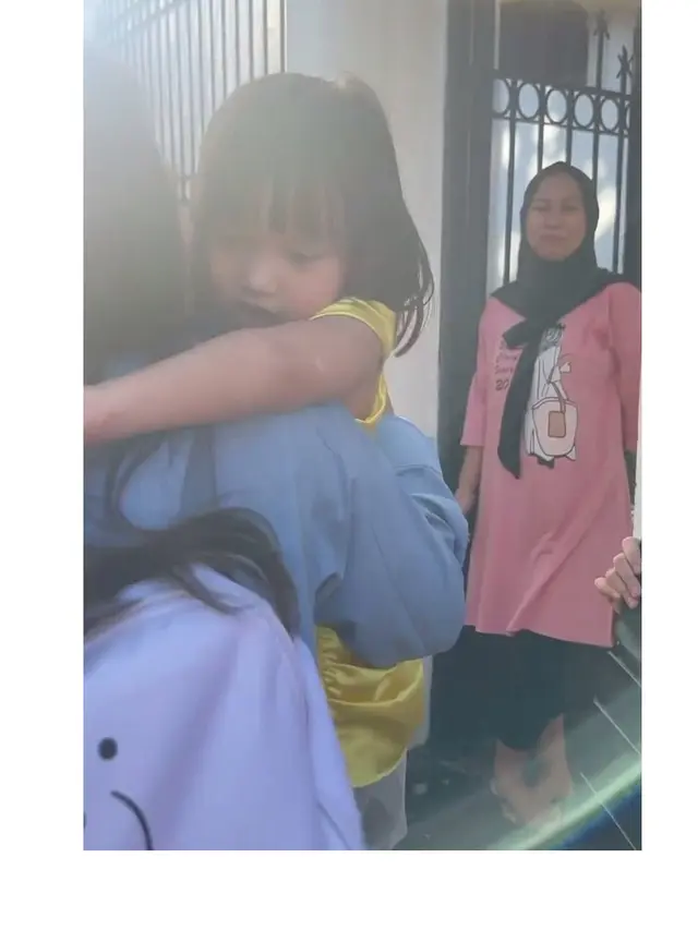 7 Momen Perpisahan Alice Norin dengan Baby Sitter Anaknya, Penuh Haru