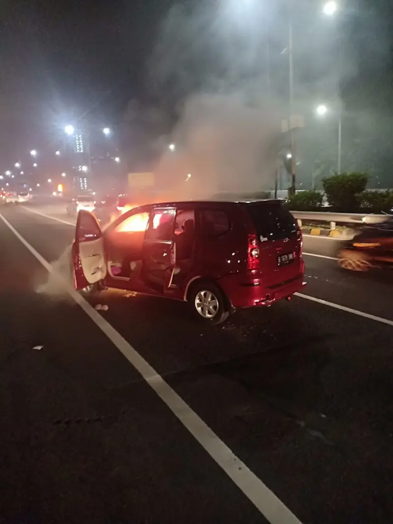 Kendaraan Mobil Avanza B 1679 BMB terbakar di ruas Tol Dalam Kota depan Balai Kartini Kuningan (TMCPoldaMetro)