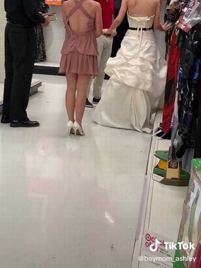 wanita datangi kantor kekasih sambil mengenakan baju pengantin