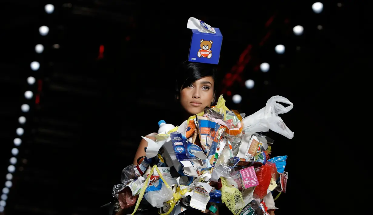 Model mengenakan busana rancangan Moschino dengan hiasan kepala berbentuk tempat tisu dalam Milan Fashion Week Autumn/Winter 2017 di Milan, Italia, (23/2). (AFP Photo / Marco Bertorello)