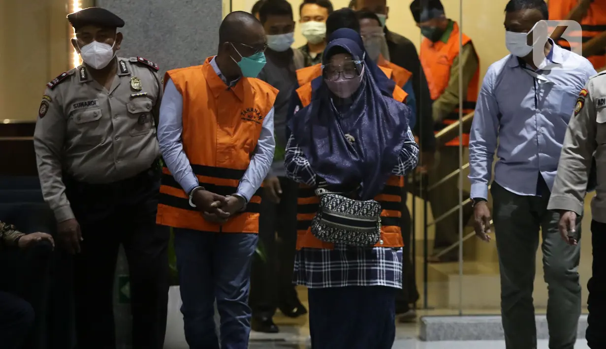 Sejumlah tersangka dugaan suap terkait pengadaan barang dan jasa di Dinas PUPR dan pengesahan APBD Kabupaten Muara Enim Tahun 2019 bersiap mengikuti rilis penetapan dan penahanan di Gedung KPK, Jakarta, Senin (13/12/2021). KPK resmi menahan 15 tersangka baru. (Liputan6.com/Helmi Fithriansyah)