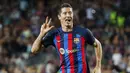 <p>Pemain Barcelona, Robert Lewandowski, melakukan selebrasi setelah mencetak gol ke gawang Viktoria Plzen pada Laga Liga Champions di Stadion Camp Nou (7/9/2022). Mesin gol berusia 34 tahun itu membawa pulang gaji 2,17 juta euro atau lebih dari Rp 31 miliar per bulan. (AP Photo/Joan Monfort)</p>