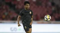 Gelandang Bhayangkara FC, Muhammad Hargianto, mengontrol bola saat pemanasan sebelum melawan Persija Jakarta pada laga Liga 1 di SUGBK, Jakarta, Jumat (23/3/2018). Kedua klub bermain imbang 0-0. (Bola.com/Vitalis Yogi Trisna)