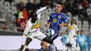 Pemain Timnas Jepang U-20, Niko Takahashi (kanan) berebut bola dengan pemain Senegal, Mame Mor Faye pada laga pertama Grup C Piala Dunia U-20 2023 di Estadio Unico Diego Armando Maradona stadium in La Plata, Argentina, on May 21, 2023. (AFP/Luis Robayo)