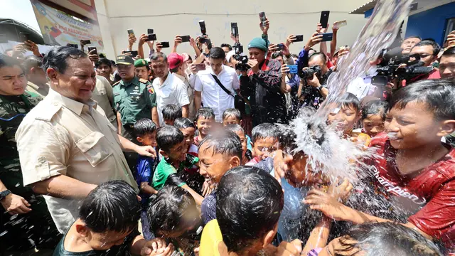 Menteri Pertahanan Prabowo Subianto meresmikan 12 titik air yang berlokasi di 5 kecamatan di Pamekasan, Madura, Jawa Timur, Minggu (26/11/2023). (Merdeka.com/Muhammad Genantan Saputra)