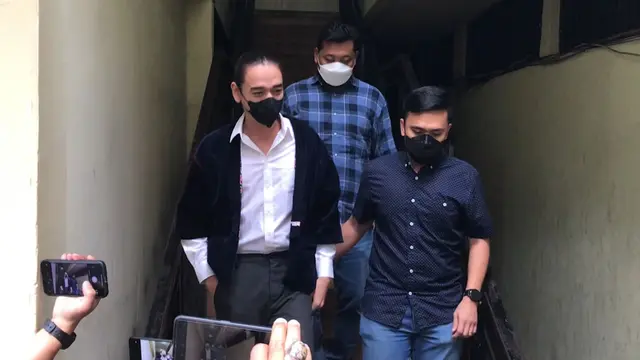 Muhammad Fauzan Lubis atau Ozan vokalis band Sisitipsi dibawa keluar dari tahanan menuju BNN Provinsi DKI Jakarta, Rabu (23/3/2022).