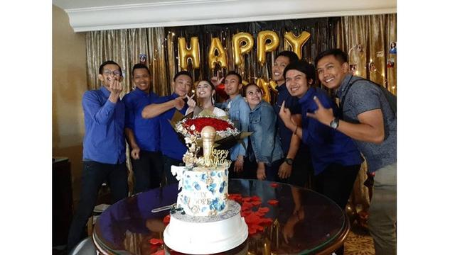 6 Potret Kejutan Ulang Tahun Dewi Perssik, Sederhana dan Berkesan