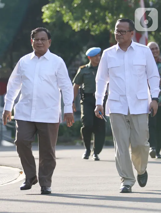 Ketua Umum Partai Gerindra Prabowo Subianto (kiri) didampingi Wakil Ketua Umum Partai Gerindra, Edhy Prabowo berjalan memasuki kompleks Istana Kepresidenan, Jakarta, Senin (21/10/2019).  Kedatangan Prabowo ke Istana memenuhi undangan dari Presiden Jokowi. (Liputan6.com/Angga Yuniar)