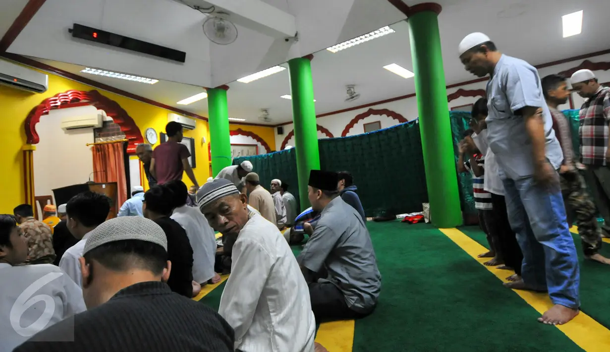 Jamaah Masjid Lautze saat shalat mahgrib berjamaah usai berbuka puasa bersama, Jakarta, Sabtu (11/6/2016). Selama bulan Ramadan, Masjid Lautzd gelar buka puasa bersama untuk warga setiap hari Sabtu. (Liputan6.com/Yoppy Renato)