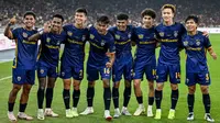 Kakang Rudianto (16) dan para pemain ASEAN All-Stars berfoto bersama setelah laga persahabatan yang berlangsung di Stadion Bukit Jalil, Malaysia, pada hari Rabu (28/5/2025) malam waktu setempat. (AFP/Mohd Rasfan)