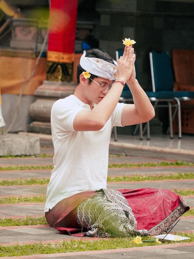 Antonio Blanco Jr rayakan Hari Galungan 2023 di Pura Dharma Sidhi, Ciledug (foto: instagram antonioblancojr)