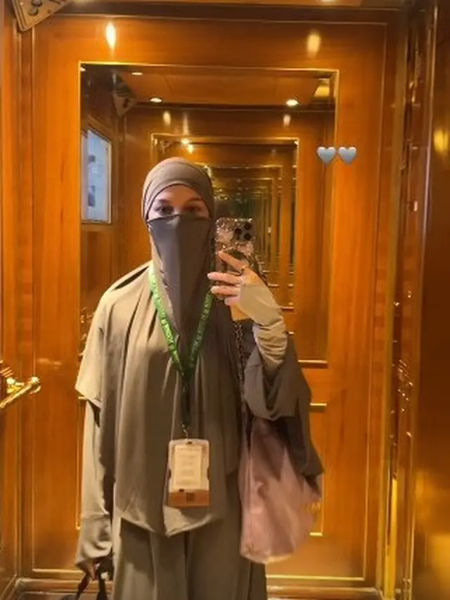 Inspirasi Outfit Artis Perempuan Indonesia Jalani Ibadah Haji 2025, Anggun dan Syar’i
