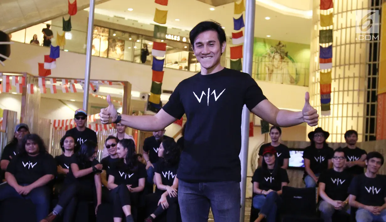Aktor Vino G Bastian dalam jumpa pers film layar lebar Wiro Sableng 212 di Senayan City, Jakarta, Rabu (16/8). Anak dari mendiang Bastian Tito sang penulis novel Wiro Sableng itu didapuk menjadi pemeran utama. (Liputan6.cm/Herman Zakharia)