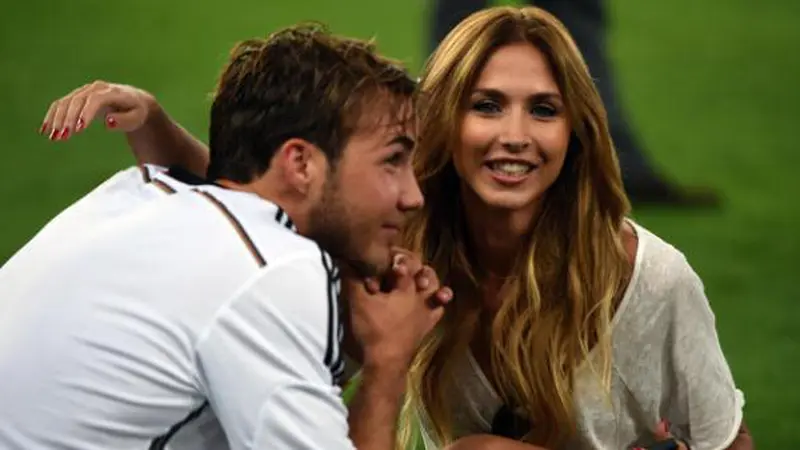 Pacar Mario Gotze Pamer Belahan Payudara di Media Sosial