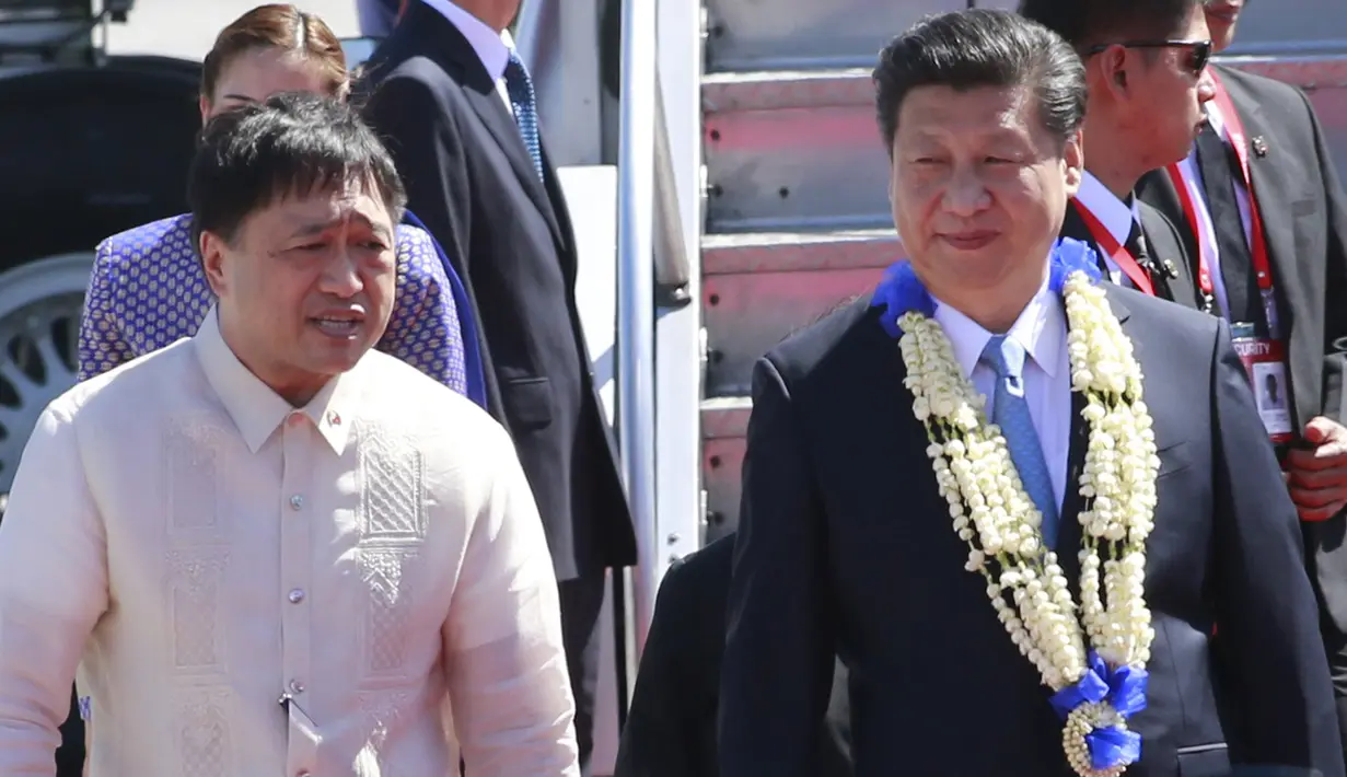 Presiden Cina Xi Jinping (kanan) saat tiba di bandara internasional Manila, Filipina, (17/11/2015). Xi Jinping hadir untuk menghadiri Kerjasama Ekonomi Asia - Pasifik (APEC). (REUTERS/Romeo Ranoco)