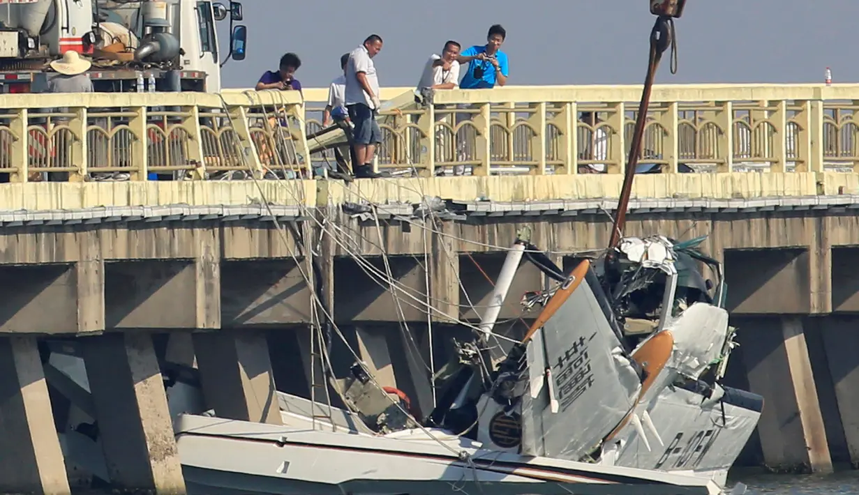 Sebuah pesawat amfibi menabrak jembatan di Shanghai, Tiongkok, Rabu (20/7). Pesawat amfibi ini mengalami kecelakaan di hari perdana mengudara. (REUTERS/Aly Song)