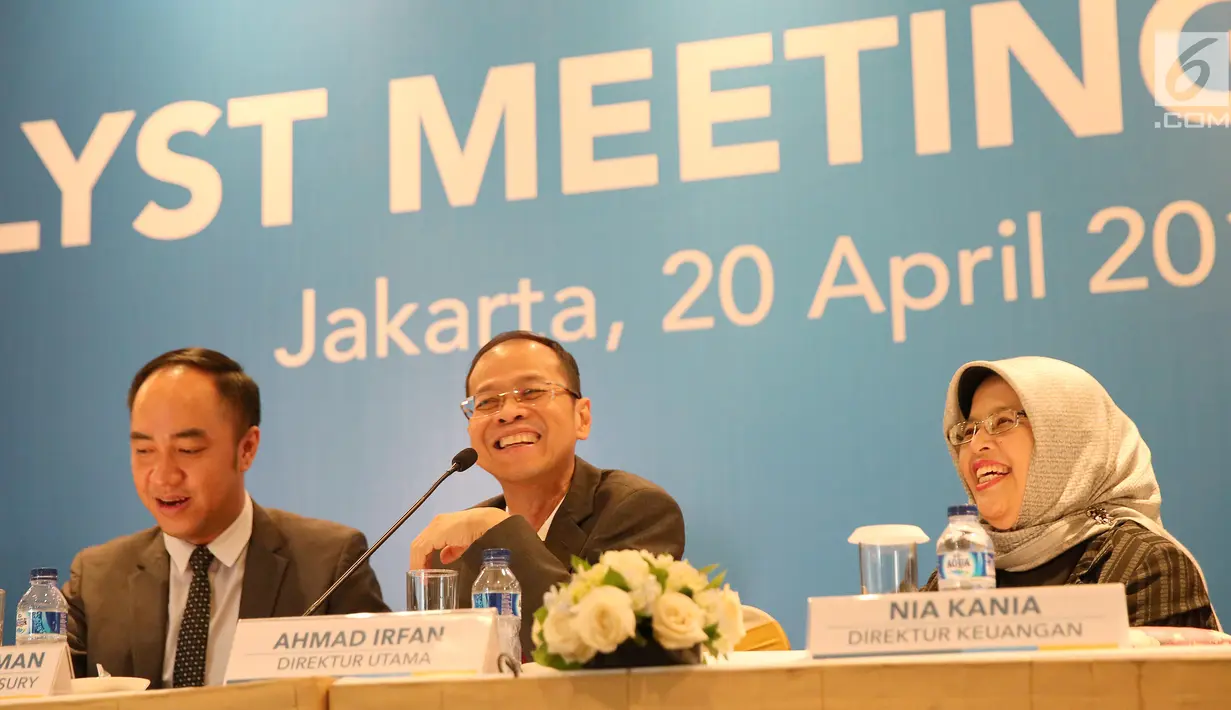 Dirut Bank BJB Ahmad Irfan (tengah), dan Direktur Keuangan Nia Kania, Pemimpin Divisi Treasury, M Asadi Budiman saat analyst meeting triwulan I di Jakarta, Jumat (20/4). BJB berhasil mencatat total aset Rp110,8 trilliun di awal tahun 2018. (Liputan6.com)