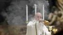 Paus Pimpin Misa Tanpa Jemaat: Paus Fransiskus menyebarkan asap dupa saat memimpin Misa Malam Paskah di Basilika Santo Petrus, Vatikan, Sabtu (11/4/2020). Misa ini tidak dihadiri jemaat karena pandemi virus corona COVID-19. (Remo Casilli/Pool Photo via AP)