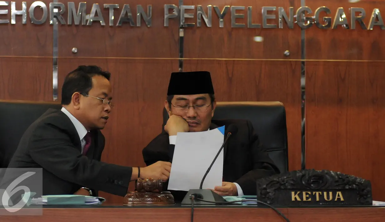 Ketua DKPP, Jimly Asshiddiqie (kanan) membaca berkas saat sidang pengaduan pelanggaran kode etik penyelenggara pemilu dengan teradu Ketua KPU Husni Kamil Manik dan anggota KPU SigitPamungkas, Jakarta, Rabu (8/6/2016). (Liputan6.com/Helmi Fithriansyah)