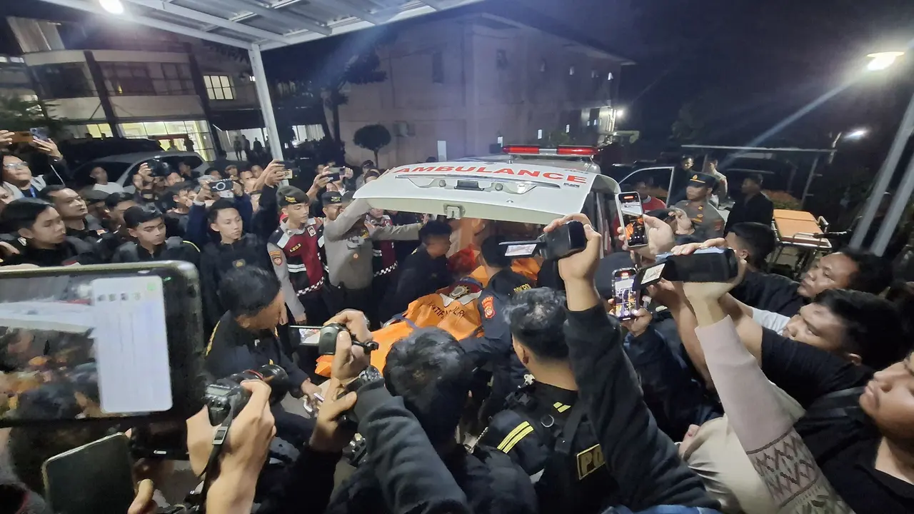 Ketiga jenazah tiba di RS Bhayangkara Polda Lampung, Senin malam (17/3/2025). Foto : (Liputan6.com/Ardi).