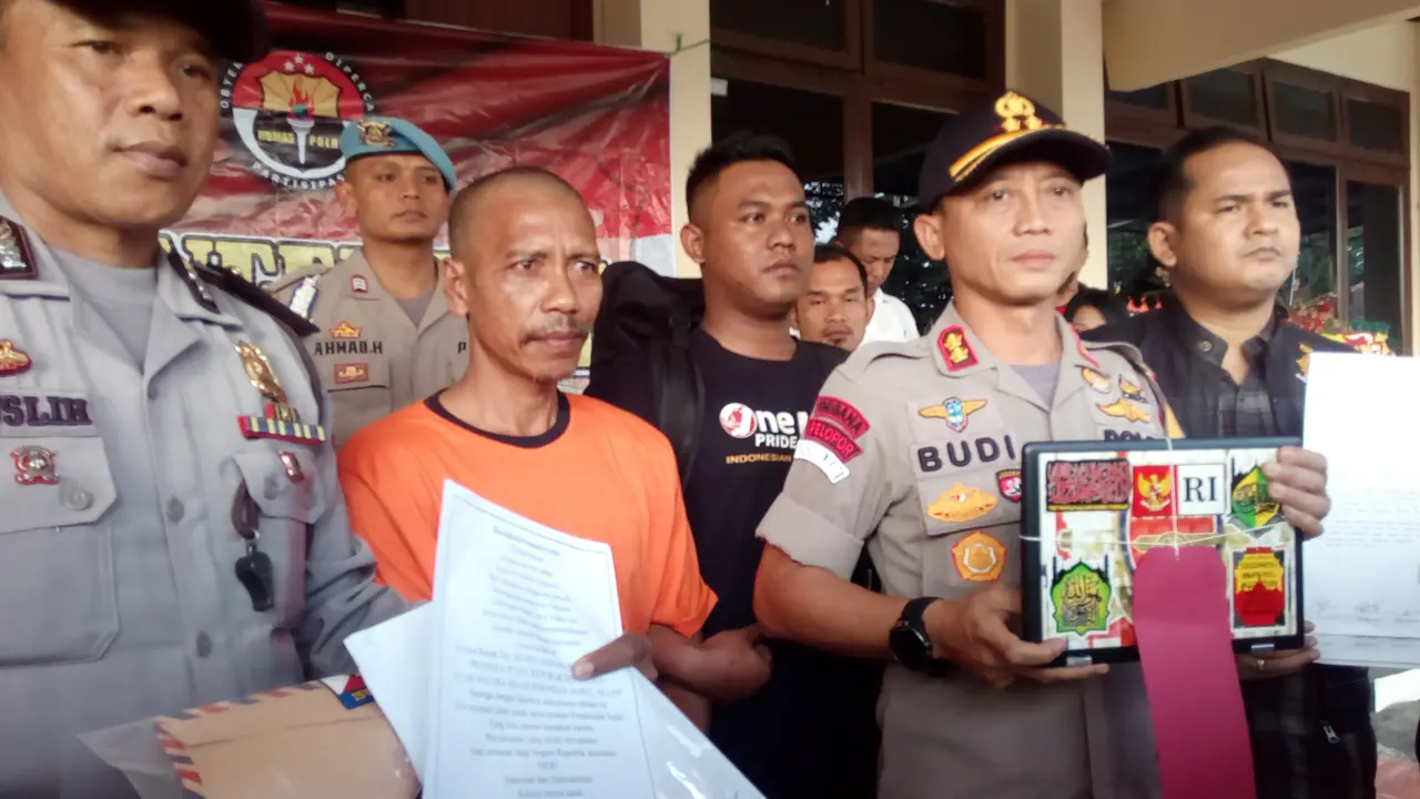 Kapolres Garut AKBP Budi Satria Wiguna menunjukan barang bukti berupa laptop yang digunakan tersangka Hamdani, dalam membuat dan menyebarkan surat edaran nabi palsu Sensen sebagai Presiden Republik Indonesia