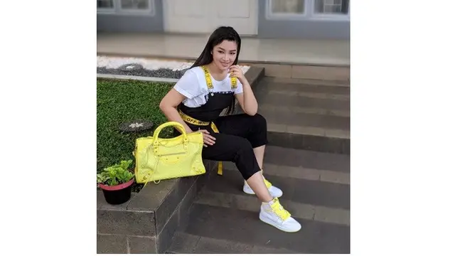 6 Gaya Sporty Fitri Carlina, Tetap Stylish Bak Anak Muda