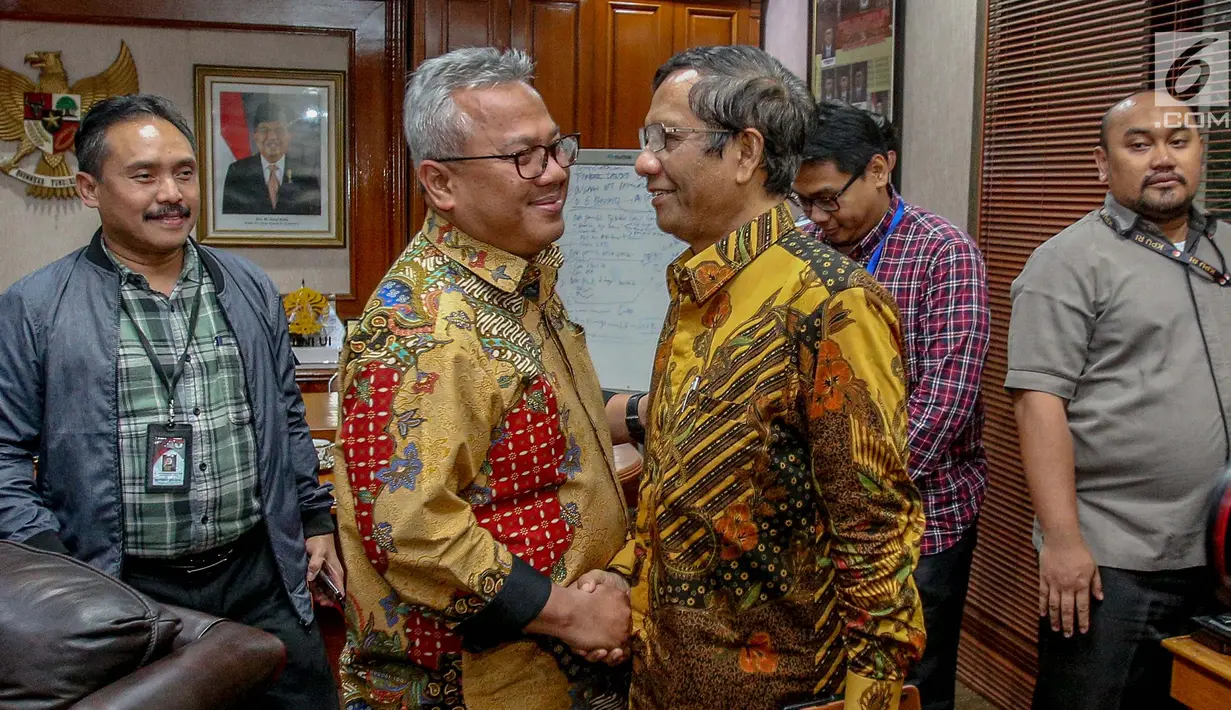 Mantan Ketua MK Mahfud MD bersalaman dengan Ketua KPU Arief Budiman usai melakukan pertemuan di Gedung KPU, Jakarta, Rabu (24/4). Kedatangan Mahfud MD untuk memberikan dukungan moral kepada pimpinan KPU terkait penyelenggaraan pemilu serentak. (Liputan6.com/Faizal Fanani)