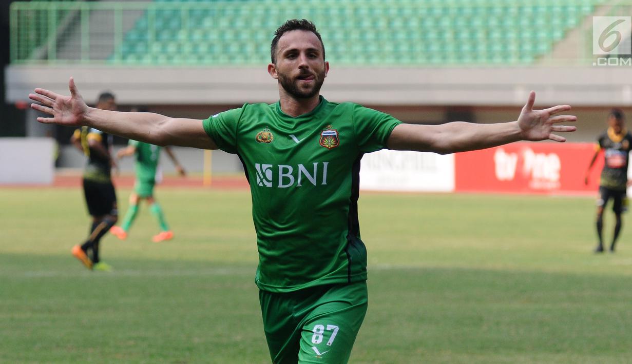 Gelandang Bhayangkara FC, Ilija Spasojevic merayakan gol yang dicetak Otavio Dutra ke gawang Sriwijaya FC pada lanjutan Liga 1 Indonesia di Stadion Patriot Candrabhaga, Bekasi,, Minggu (20/8). Bhayangkara FC menang 2-1. (Liputan6.com/Helmi Fithriansyah)