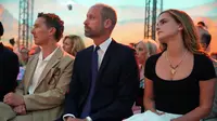 Gaya Emma Watson Saat Bersebelahan dengan Pangeran William, Liontin Hati Jadi Statement