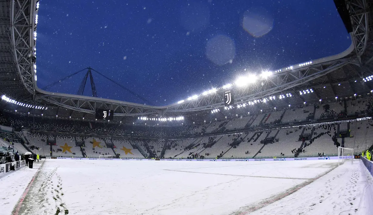 Suasana Allianz Stadium di Turin, Italia, (25/2). Salju tebal yang menutupi lapangan membuat pertandingan lanjutan Serie A Italia antara Juventus melawan Atalanta harus ditunda. (Alessandro Di Marco / ANSA via AP)