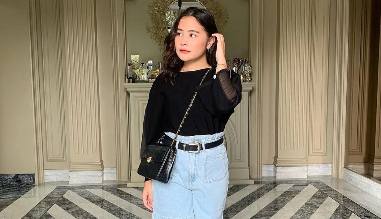 Gaya casual Prilly saat menggunakan busana hitam dan dipadukan dengan jeans ini pun bisa dijadikan inspirasi. Menggunakan sabuk serta tas berwarna senada, Prilly juga terlihat tak menggunakan aksesoris berlebih. (Liputan6.com/IG/@prillylatuconsina96)