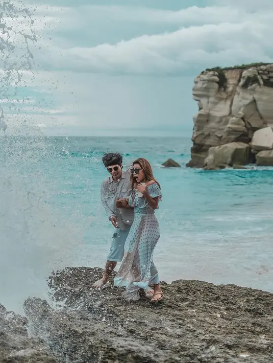 Usai GBK, kini Atta dan Aurel mengincar Masjid Istiqlal, Jakarta Pusat, untuk melangsungkan akad nikah. Atta pun mengunjungi masjid tersebut untuk survey.  (Instagram/attahalilintar)