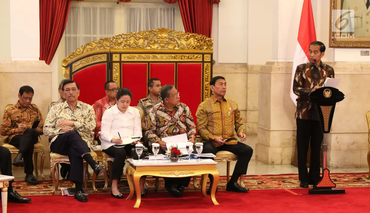 Presiden Jokowi menggelar Rapat Kabinet Paripurna bersama seluruh menteri di Istana Negara, Jakarta, Senin (5/3). Jokowi meminta jajarannya untuk bisa menjaga stabilitas politik dan keamanan di tahun politik 2018 dan 2019. (Liputan6.com/Angga Yuniar)