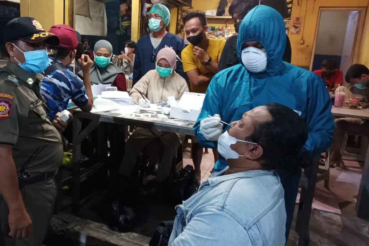Razia prokes tim swab hunter Surabaya. (Dian Kurniawan/Liputan6.com)