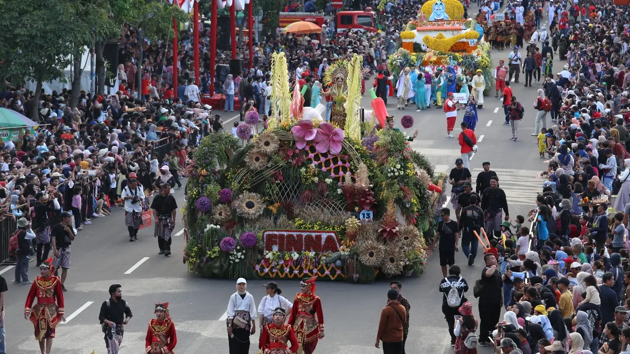 Makna Mobil Hias Dewi Sri Karya Produsen Makan Olahan di Surabaya Vaganza 2025