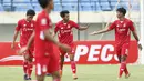 Pemain Persik Kediri, Yusuf Meilana Fuad Burhani (tengah) mendapatkan selamat dari rekan setim usai menjebol gawang Persela Lamongan dalam laga Grup C Piala Menpora 2021 di Stadion Si Jalak Harupat, Bandung, Rabu (7/4/2021). (Bola.com/Ikhwan Yanuar)