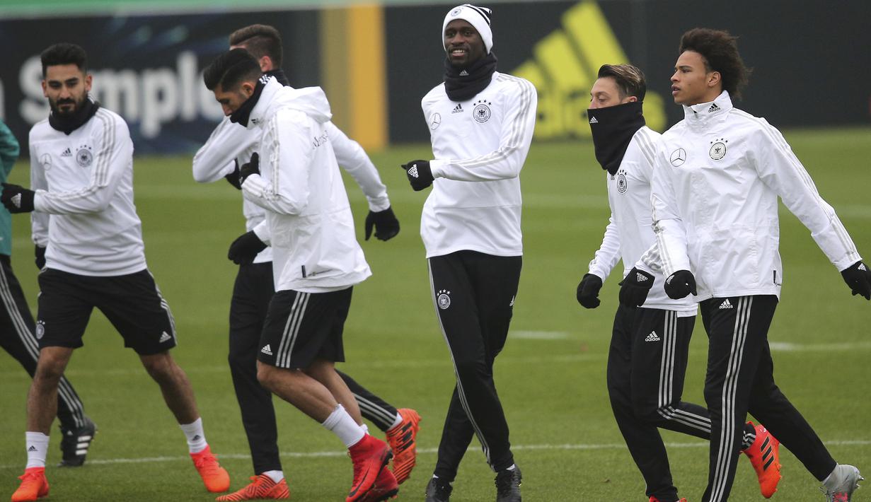Bersama timnas Jerman, Leroy Sane (kanan) telah tampil sebanyak 15 kali dan belum mencetak satu gol pun untuk Der Panzer. (AP/Michael Sohn, file)