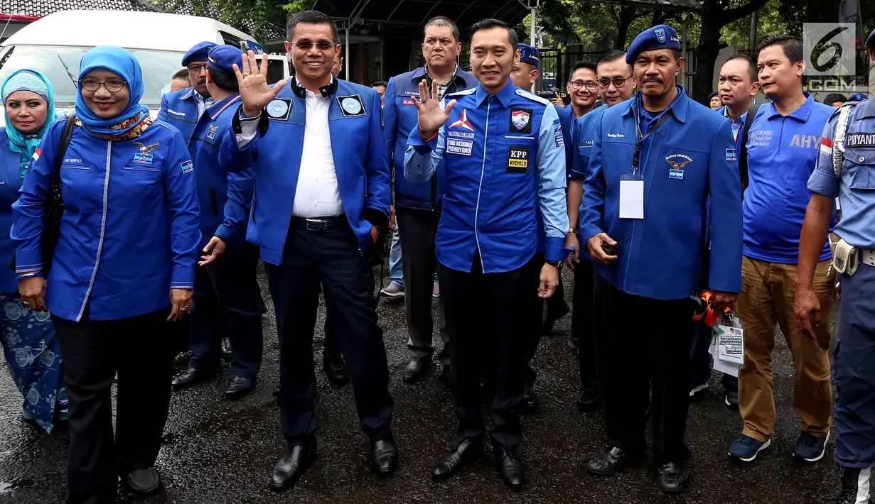 Sekjen Hinca Panjaitan (kedua kiri) dan Badan Pemenangan Pemilu Partai Demokrat Ibas Edhie Baskoro Yudhoyono (tengah) berfoto bersama saat mendaftarkan partainya ke Komisi Pemilihan Umum (KPU) Jakarta, Senin (16/10). (Liputan6.com/JohanTallo)