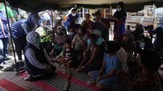 Gubernur Jawa Timur, Khofifah Indar Parawansa berbincang dengan warga terdampak gempa di posko pengungsian Dusun Krajan, Majangtengah, Dampit, Kabupaten Malang, Minggu (11/4/2021). Khofifah juga meninjau kondisi rumah-rumah yang rusak berat di kawasan tersebut. (merdeka.com/Nanda F. Ibrahim)
