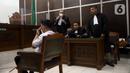 Terdakwa obstruction of justice atau upaya menghalangi penyidikan perkara tewasnya Brigadir Nofriansyah Yosua Hutabarat atau Brigadir J, Kompol Chuck Putranto menjalani sidang tuntutan di Pengadilan Negeri Jakarta Selatan, Jumat (27/1/2023). Dalam perkara ini, Chuck Putranto didakwa terlibat perusakan CCTV yang membuat terhalanginya penyidikan kasus pembunuhan Brigadir J. (Liputan6.com/Johan Tallo)