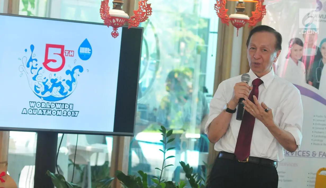 Dokter spesialis syaraf, Andreas Harry, dr. Sp S(K) memberi materi saat seminar water dancing perfomance, dan akuarobik trial di kawasan Pejaten, Jakarta, Sabtu (11/11). (Liputan6.com/Helmi Afandi)