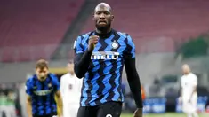 Striker Inter Milan, Romelu Lukaku, melakukan selebrasi usai mencetak gol ke gawang Torino pada laga Liga Italia di Stadion Giuseppe Meazza, Minggu (22/11/2020). Inter Milan menang dengan skor 4-2. (AP/Antonio Calanni)