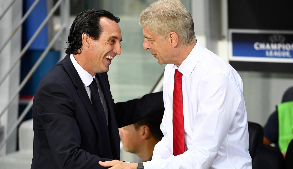 Unai Emery berjabat tangan dengan Arsene Wenger selama pertandingan Grup A Liga Champions UEFA antara PSG dan Arsenal di stadion Parc des Princes di Paris 13 September 2016. Unai resmi menjadi pelatih Arsenal mengantikan Wanger. (AFP Photo/Franck Fife)