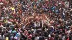 Warga berebut apem pada perayaan haul Kiai Ageng Gribig di Jatinom, Klaten, Jawa Tengah, Jumat (26/10). Perayaan haul Kiai Ageng Gribig dilakukan dengan upacara Yaqowiyu atau sedekah bumi dengan menyebar apem. (Liputan6.com/HO/Agus)