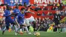Pemain Chelsea, Cesar Azpilicueta berebut bola dengan pemain Manchester United, Paul Pogba pada lanjutan Premier League di Old Trafford stadium, Manchester, (25/2/2018). Manchester United menang 2-1. (AP/Rui Vieira)