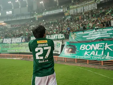 Joshua Suherman, seleb kelahiran Surabaya, 3 November 2002. Joshua memang seorang Bonek Mania. Hal tersebut terbukti dengan Jojo beberapa kali terlihat sedang mendukung Persebaya di stadion Gelora Bung Tomo.(Liputan6.com/IG/@jojosuherman)