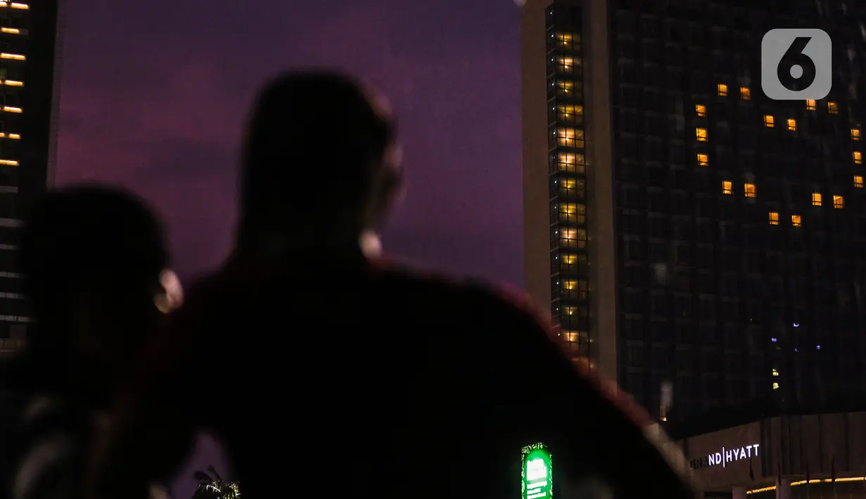 Hotel Grand Hyatt menyalakan lampu-lampu kamarnya membentuk lambang hati di kawasan Bundaran HI, Jakarta, Senin (13/4/2020). Aksi itu dilakukan sebagai bentuk ungkapan cinta terhadap para tenaga medis yang berjuang di garis terdepan dalam penangan COVID-19 di Indonesia. (Liputan6.com/Faizal Fanani)