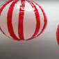 Cara membuat lampion sederhana dari botol bekas merah putih (sumber: YouTube/Rumah Kreatif DIY)