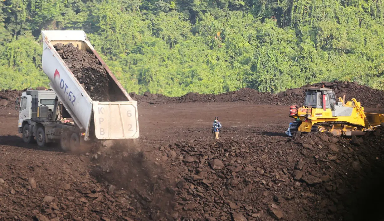 Alat berat beroperasi di tambang batu bara dekat Samarinda, Kalimantan Timur, Indonesia, pada 19 Agustus 2026. (AP Photo/Ahmad Mulia Panjaitan)